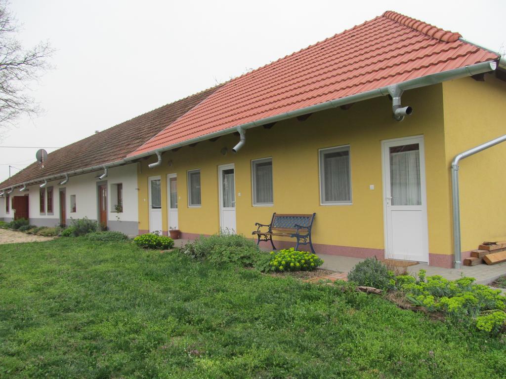 Rigofuetty Vendeghaz Hotel Tiszaalpar Exterior foto
